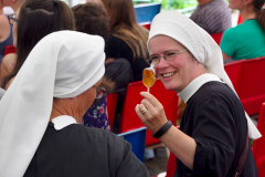 Řeholnice v publiku s hmyzím lízátkem