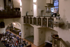Kostel během koncertu pro dvoje varhany