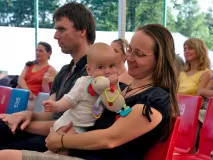 Dítě s rodiči v publiku