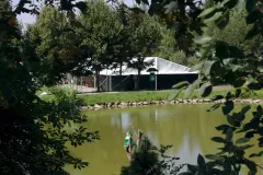 pohled na přednáškový stan přes rybníček